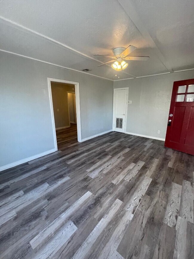 Photo - 1 Bed 1 Bath Duplex For Lease Now! House