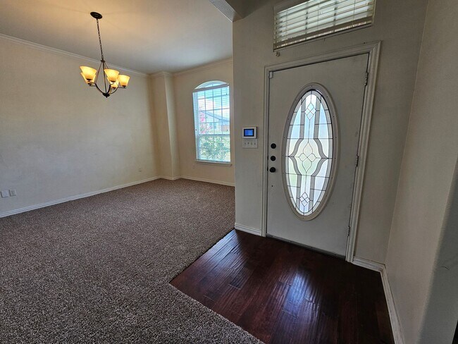 Building Photo - Spacious and gorgeous describe this beauty!