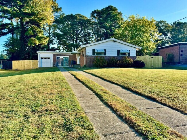 Foto del edificio - Available 06-22-26! Updated Waterfront Home! Extras Like Workshop & Sunroom, Pet Friendly, Hardwo...