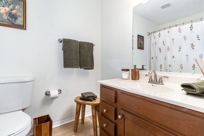 Descubra un baño elegante diseñado para su comodidad y conveniencia, con accesorios elegantes y detalles de buen gusto. - Windridge Townhomes