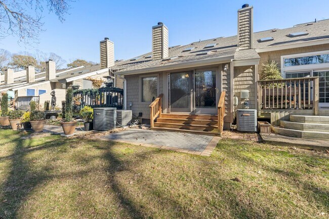 Building Photo - Townhome on Lake Bradford off Shore Drive ...