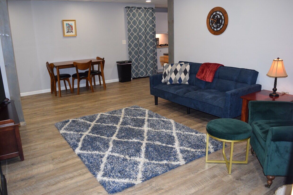 Sala de estar/comedor con sofá cama y TV Roku - 826 Terrace St