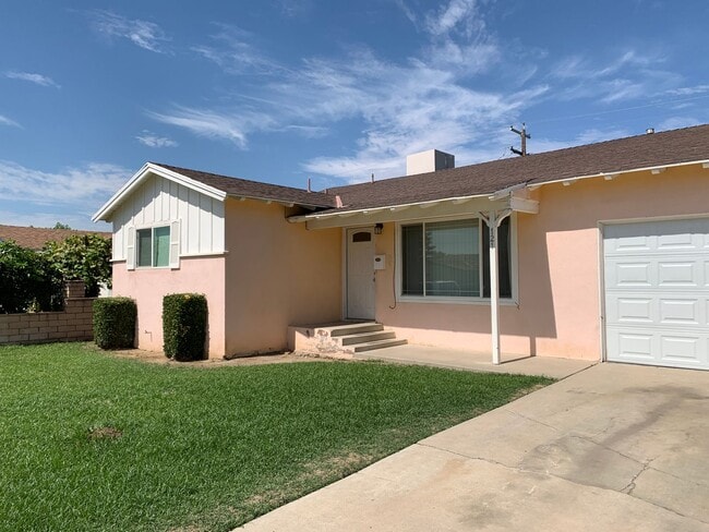 Foto del edificio - Super Cute 3 Bedroom Home For Rent in Oildale - $1695 Rent Available mid June