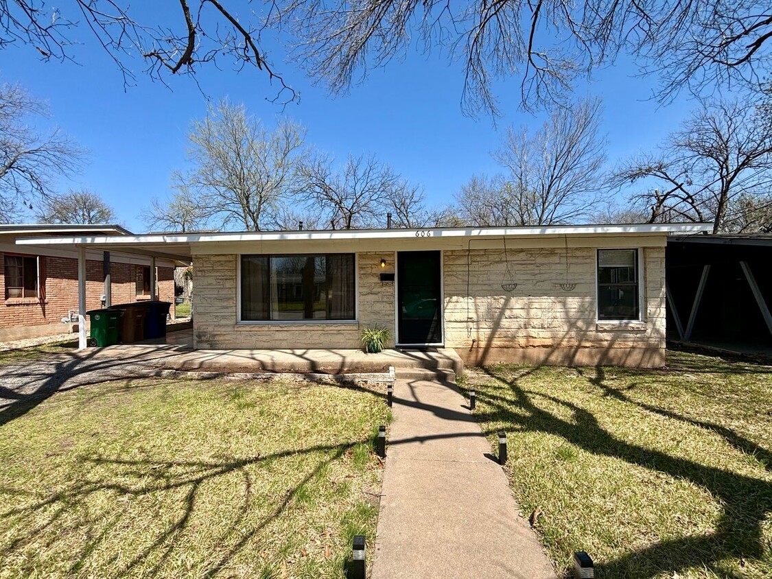 Foto principal - Central Austin! Beautiful 2 Bedroom Home!