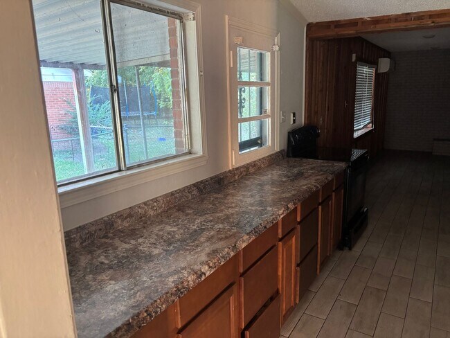 Building Photo - 3 bedroom, 1 bath with covered carport parking