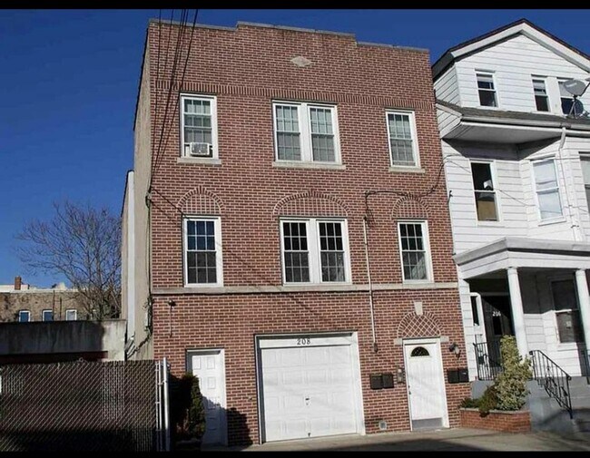 Building - 208 59th St