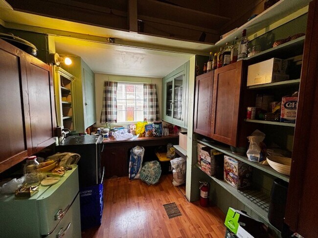 Foto del edificio - 7 Bedroom House close to Shopping and What...
