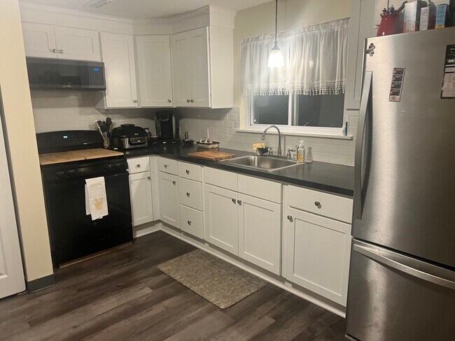 NEW KITCHEN - 46 Strasbourg Dr