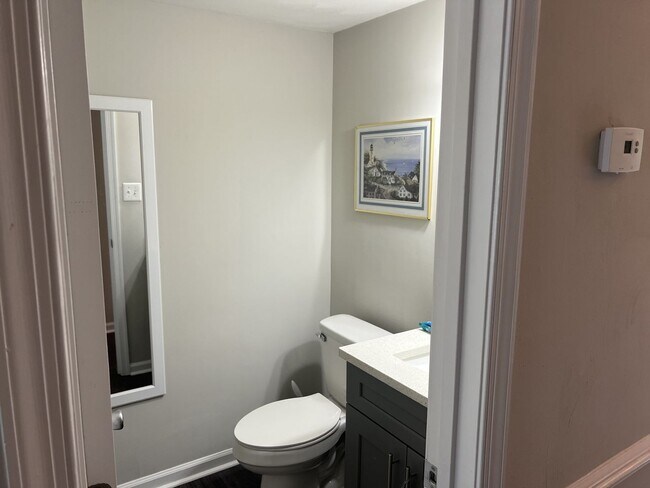 Foto del edificio - Beautifully updated townhome in Smithy Glen, Coventry!