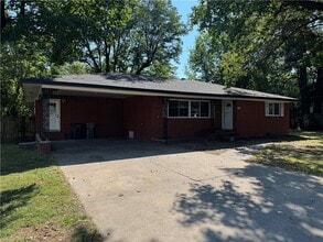 Building Photo - 713 Maple Dr