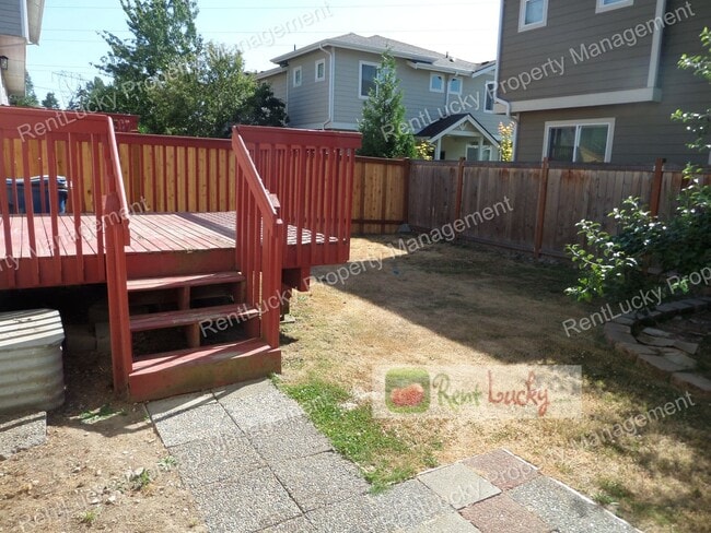 Building Photo - Fabulous 2-Bedroom Duplex w/Attached Garag...