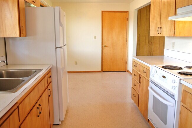 Foto del edificio - Conveniently Located 3 Bedroom Ranch Style Home with Large Fenced Backyard