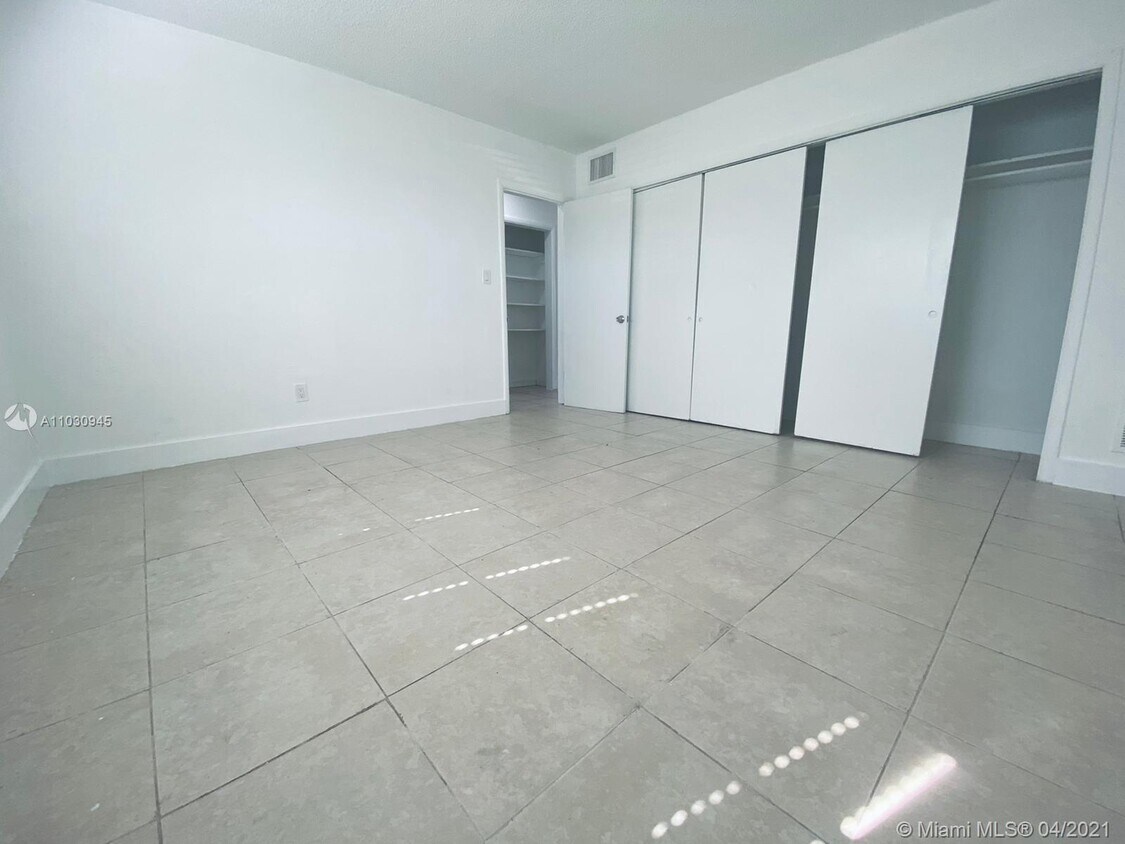 Foto principal - 1040 NE 7th Ave