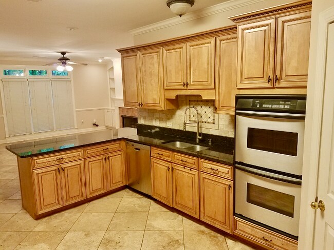 Building Photo - 950 W Surrey Oaks Cove