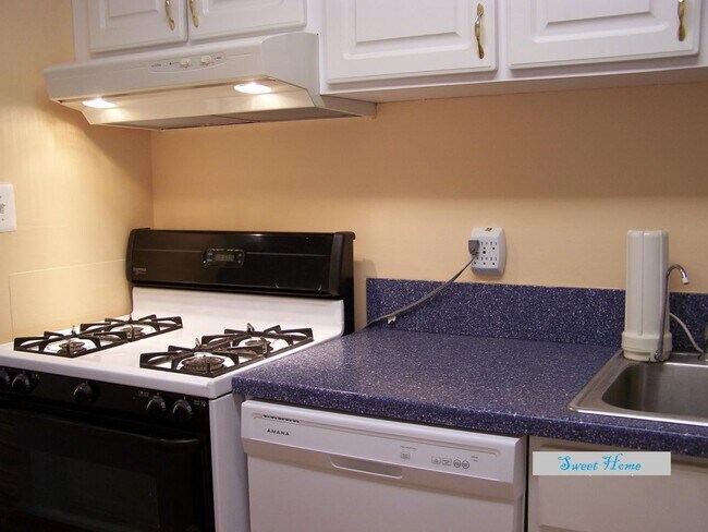 Gas in the kitchen! - 870 College Pky