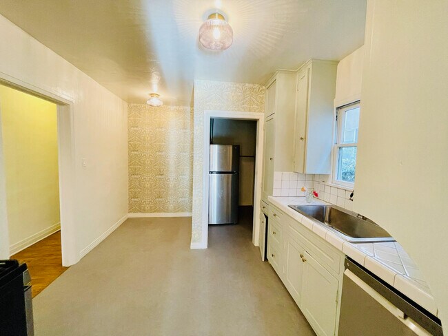 Building Photo - 946 North Hayworth Avenue