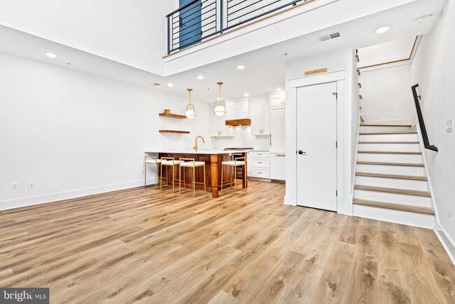 Building Photo - 614 Otis Pl NW