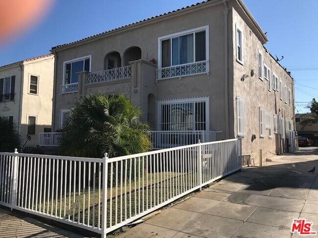 Building Photo - 1408 1/2 2nd Ave