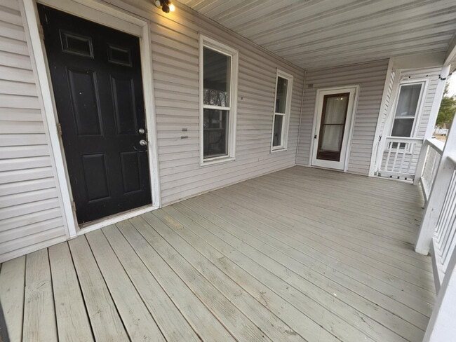 Building Photo - 3 Bedroom, 1 Bathroom w/ Covered Porch & Off Street Parking - Available July 1st!