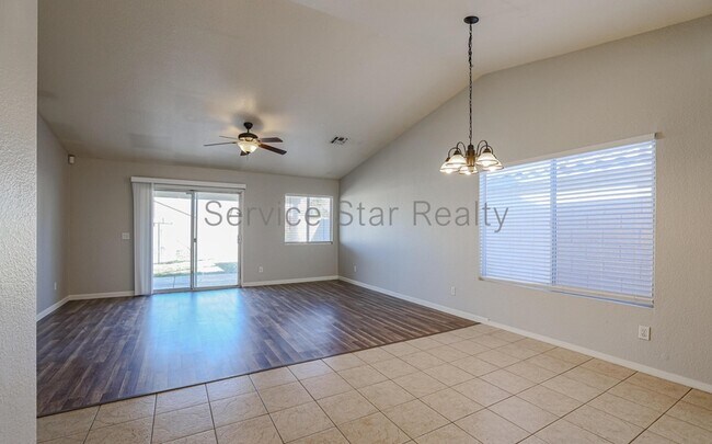 Foto del edificio - 16136 W Buchanan St