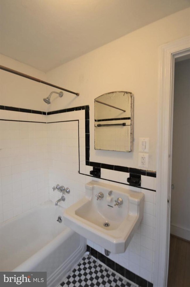 Foto del edificio - 1739 N Quincy St