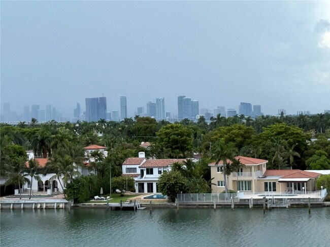 Foto del edificio - 5900 Collins Ave