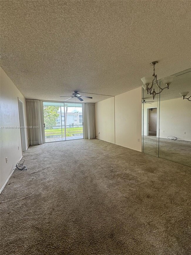 Foto del edificio - 8450 Sunrise Lakes Blvd