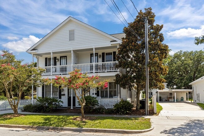 Building Photo - Downtown Beaufort Townhome Available Now!
