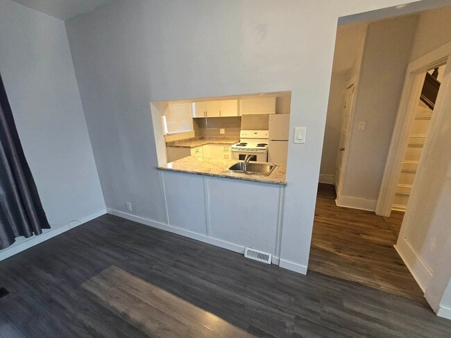 Building Photo - 473 Aikins St