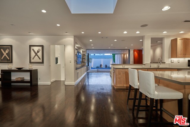 Building Photo - 845 N Las Palmas Ave