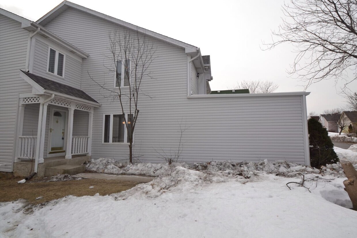 16899 W Serranda Dr House Rental in Libertyville, IL