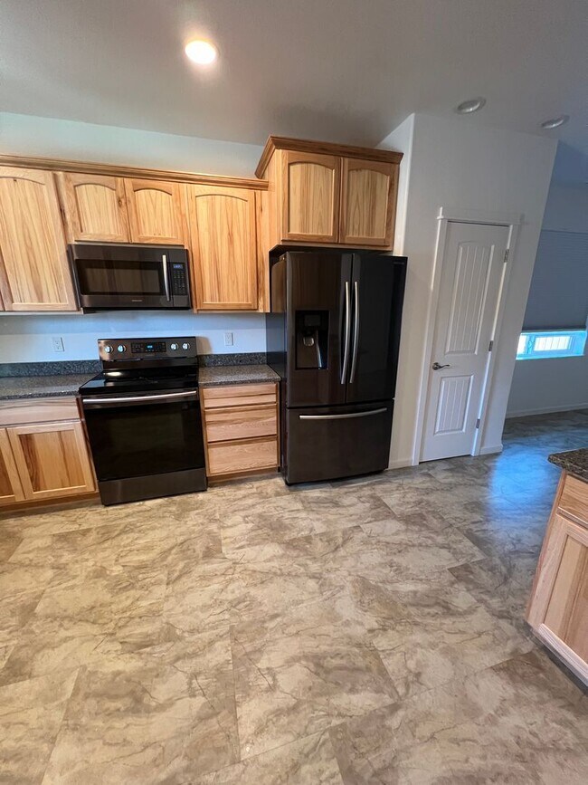 Foto del edificio - Newer Built 3 bedroom, 2 bath house with u...