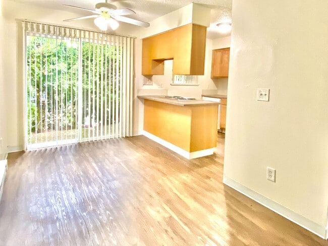 Building Photo - CHARMING SANDY APARTMENT HOME! W/S/G INCLU...