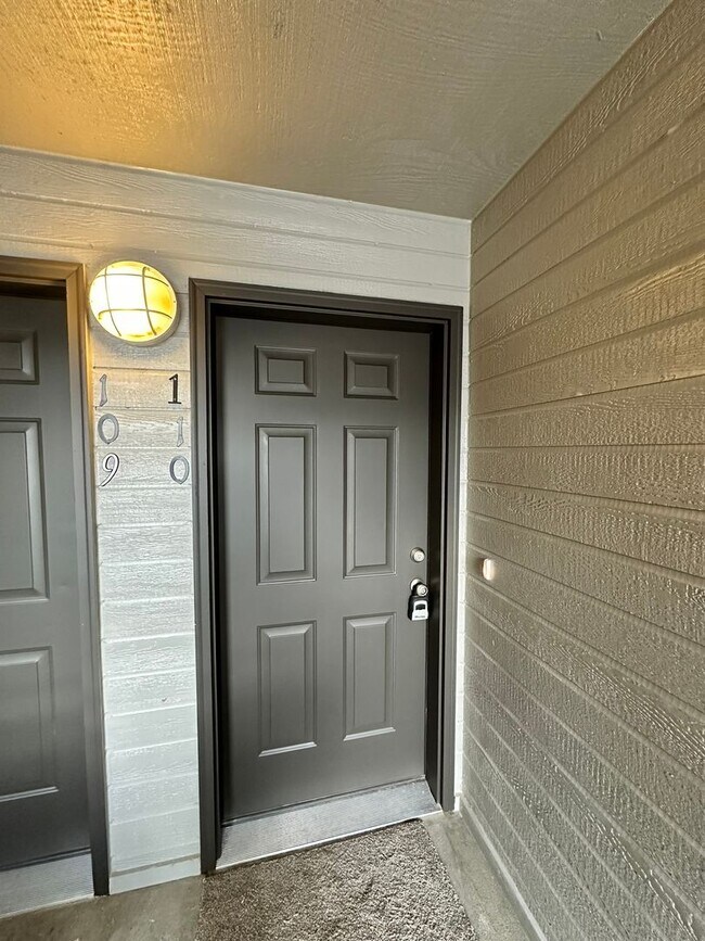 Building Photo - Stunning Apartment with 2 Bedrooms and 2 B...