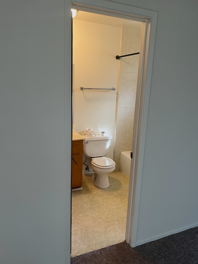 En suite bathroom in bedroom 2 - 3262 Montrose Ave