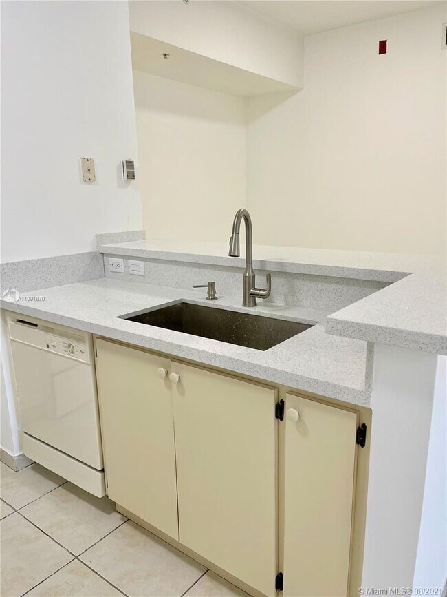 Foto del edificio - 7330 NW 114th Ave