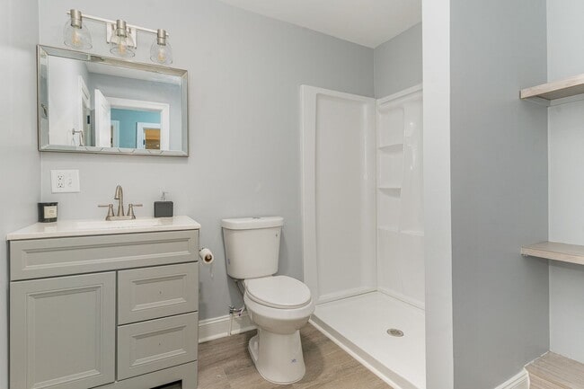 Building Photo - Beautifully Renovated 3-Bedroom Home in Fr...