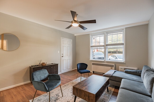 Living room - 222 N Thomas St