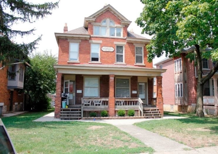 Primary Photo - 1633-1635 Summit St