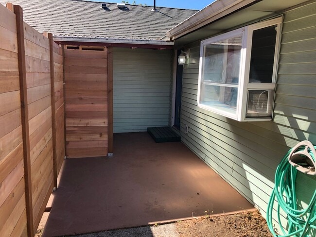 Building Photo - 3 bedroom 1 bath house in Eugene! MOVE IN ...