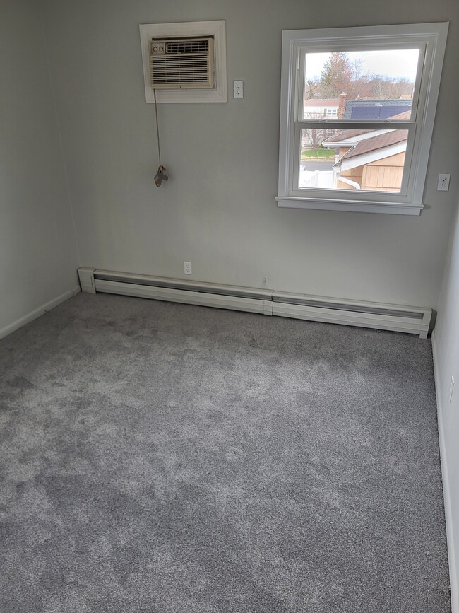 Master bedroom - 125 E Hill Rd
