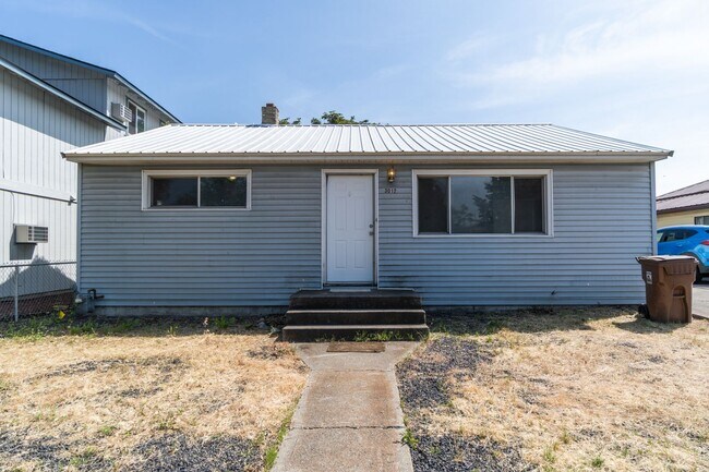 Building Photo - Single Family Home on Spokanes North Side!!
