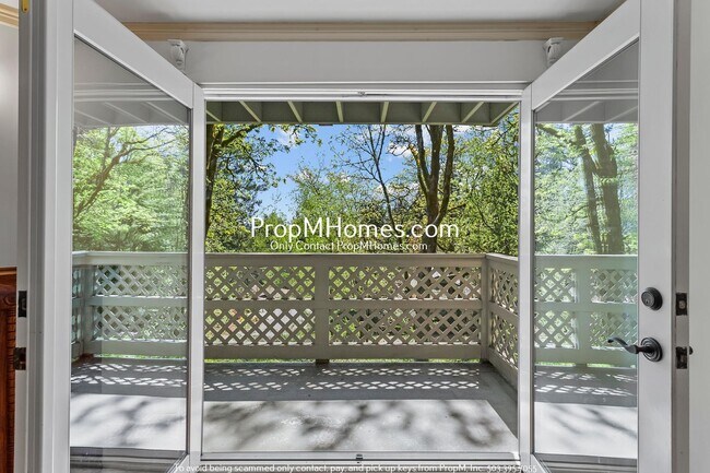Building Photo - Treehouse-like Condo in Mountain Park - Mo...