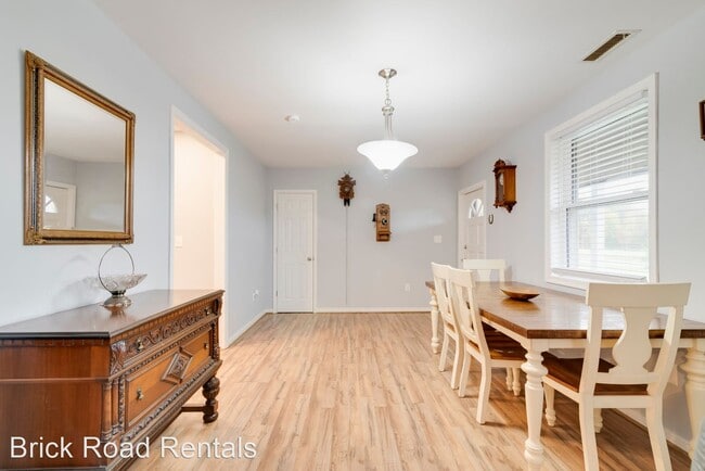 Building Photo - 3 br, 2 bath House - 831 Dongola Road