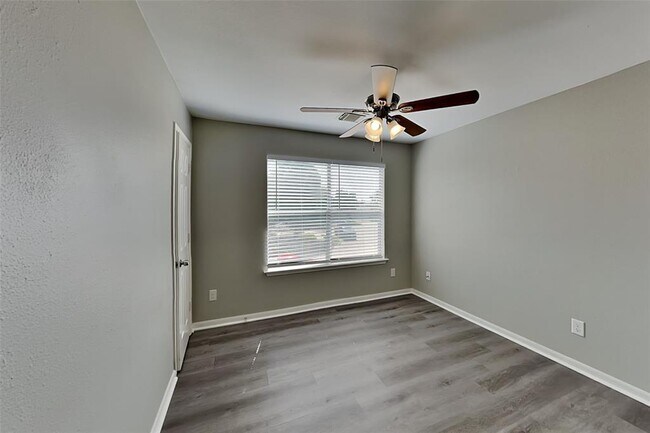 Foto del edificio - 7419 River Pines Dr