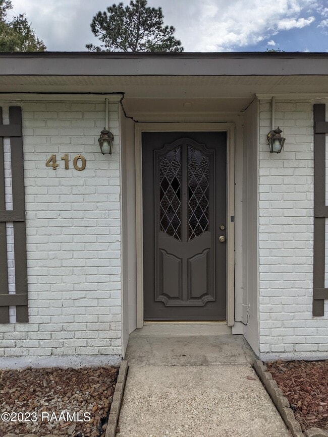 Foto del edificio - 410 Guidry Rd
