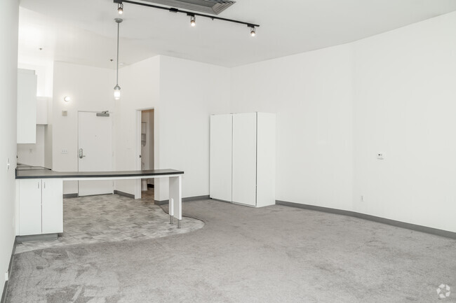 Studio, 1BA - 800SF - 215 S Brea Blvd