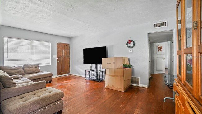 Building Photo - 5518 Riviera Dr
