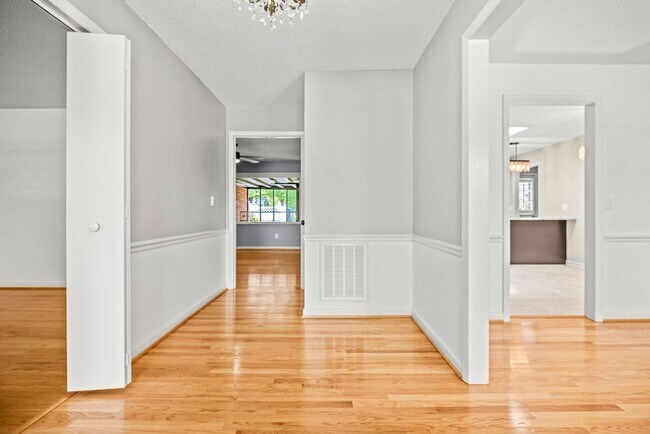 Building Photo - 3 Bedroom 2 Bathroom- Small Pets Okay