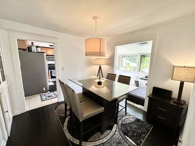 Building Photo - 904 Hilldale Ave